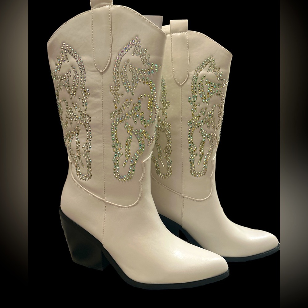 👢SALE!!!!Liliana White Rhinestone Western Boot - Size 7 1/2 👢